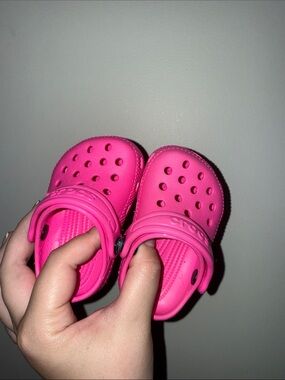 Crocs Toddler Bright Pink Classic Shoes in Size 2, Size 3
